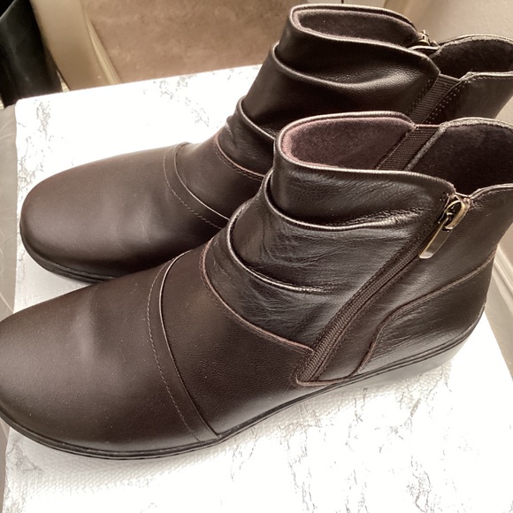 Clarks Booties NIB size 9.5W - Picture 3 of 10